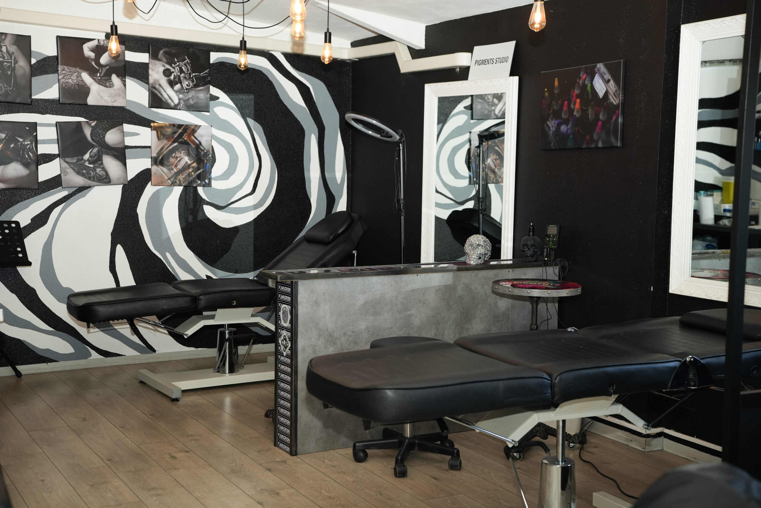 Pigments Studio est un salon de tatouage, piercing et beauté à Clermont-l’Hérault, né de la rencontre entre art, précision et identité personnelle.<br />
Ici, chaque projet est pensé comme une création unique, façonnée à partir de votre histoire, de votre corps et de vos envies.<br />
Nous réunissons des tatoueurs professionnels, des spécialistes du piercing et des experts en beauté du regard (rehaussement de cils, brow lift, maquillage permanent), dans un espace où l’esthétique rencontre l’exigence technique.<br />
L’hygiène, la qualité des matériaux et l’écoute du client sont au cœur de notre démarche.<br />
Chez Pigments Studio, nous croyons que le corps est une toile vivante.<br />
Notre mission est de transformer vos idées en œuvres durables, dans un environnement sûr, respectueux et profondément artistique.